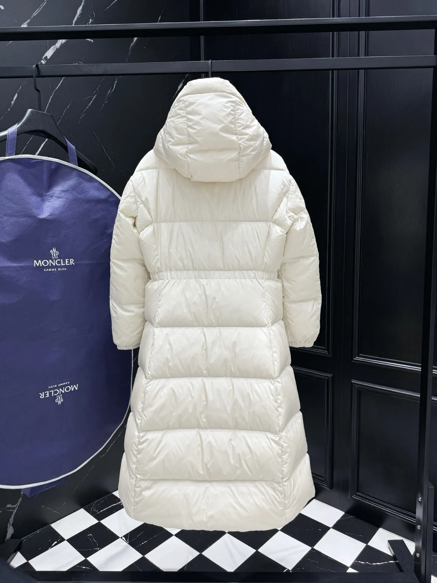 “ ”Moncler Chamer ，Chamer 。 ， 。 ， 。 Size：1234 ： ：Black White